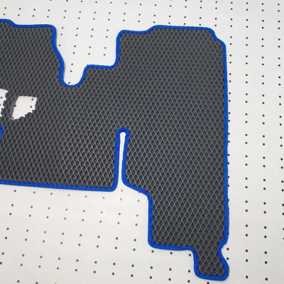 Килимок ЕВА МТЗ МК (з вухом) чорний (ромб) в асортименті Килимок ЕВА МТЗ МК (з вухом) чорний (ромб) в асортименті